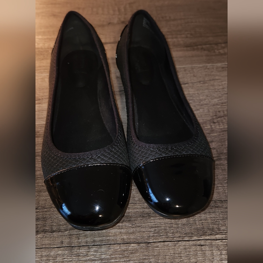 Elegant Black Flats with Glossy Toe Cap